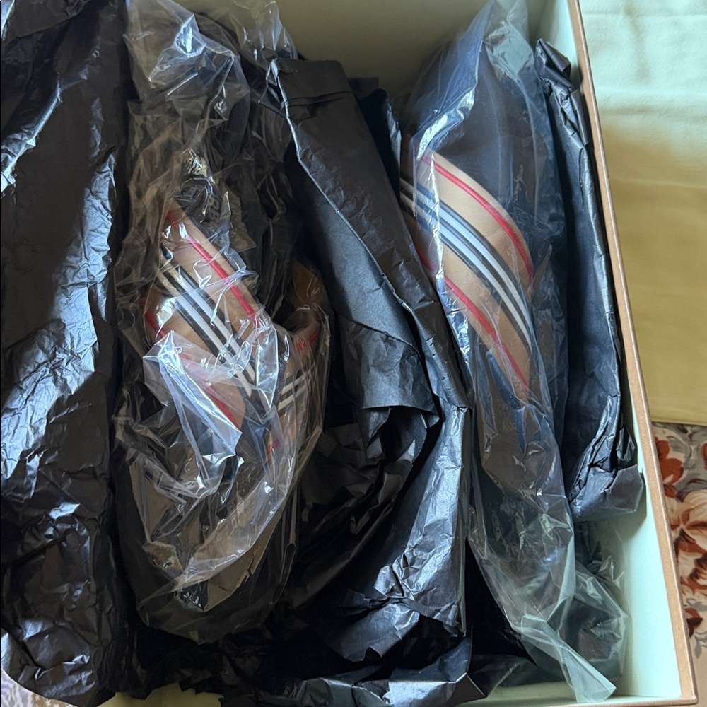 Burberry Clintonville Thong Sandals NWT MENS SZ 41 3D Icon Stripe Sandals IN BOX - Picture 9 of 11